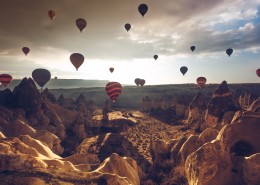 飞上天的热气球图片