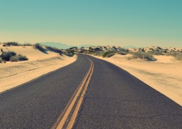 用沥青铺成的公路图片