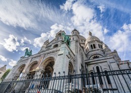 建筑风格独特的法国圣心大教堂图片