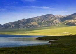 新疆赛里木湖图片