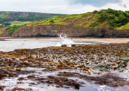 英国惠特比罗宾汉湾海滩风景图片