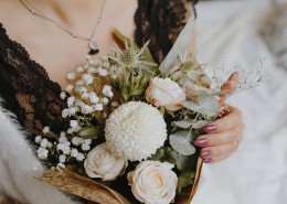 手捧鲜花的图片