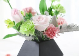 桌子上摆放的鲜花图片