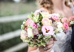 女孩手里的手捧花图片