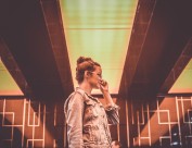 戴着大眼镜的美女图片