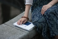 阅读图书的女孩图片