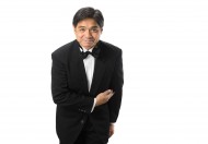 西装革履的中年管家图片