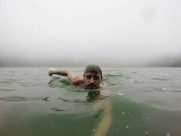 在水里游泳的人图片