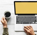 使用笔记本的人图片