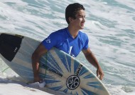 拿着冲浪板的青年图片大全