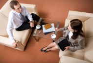 讨论工作的白领图片