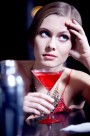 拿着酒杯的美女图片大全