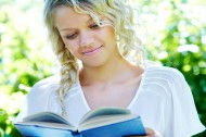看书的美女图片