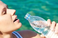 喝纯净水的美女图片