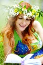 头戴花环的美女图片