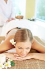 享受spa按摩的美女图片