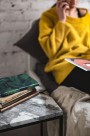 看书的黄色衣服美女图片大全