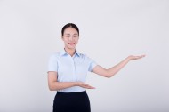 女性客服展示欢迎动作图片