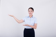 女性客服展示欢迎动作图片