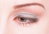 女士眉毛眼睛特写图片