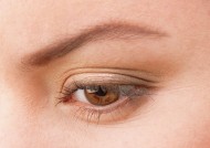 女士眉毛眼睛特写图片