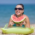 开心吃西瓜的人物特写图片