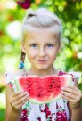 开心吃西瓜的人物特写图片