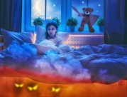 讲故事的母女图片