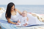 妈咪与宝宝一起玩耍的图片