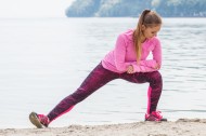 户外锻炼瑜伽的美女图片