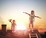 可爱儿童在屋顶的幻想图片