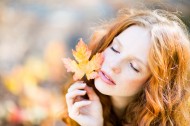 金黄色枫叶和美女图片