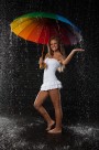 雨中撑伞的美女图片