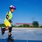 玩旱冰的小孩图片大全