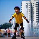 玩旱冰的小孩图片大全