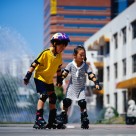 玩旱冰的小孩图片大全