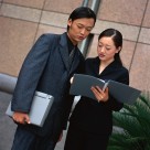 交流中的白领图片