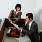 交流中的白领图片