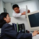 交流中的白领图片