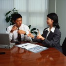 交流中的白领图片