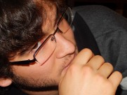 戴眼镜的人图片