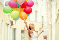 拿着气球的美女图片