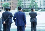 等待过马路的人图片