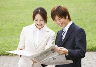 户外草地上的白领图片