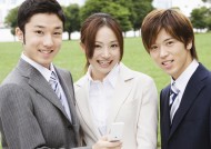 户外草地上的白领图片