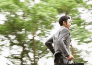 户外草地上的白领图片