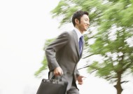 户外草地上的白领图片