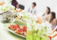 朋友聚会享用美食图片