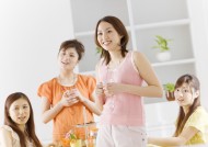 朋友聚会享用美食图片