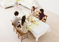 朋友聚会享用美食图片